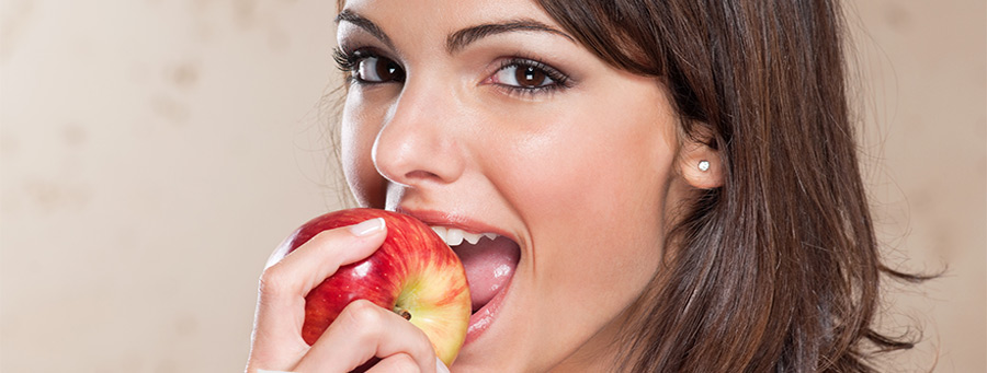 Dentaltechnik Endres Frau mit rotem Apfel